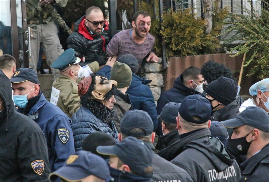 "Karnavali i Vevçanit" përplaset me policinë për shkak të grupimit në masë