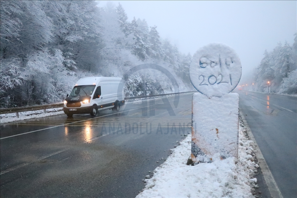 Bolu Dağı'nda kar yağışı etkili oluyor