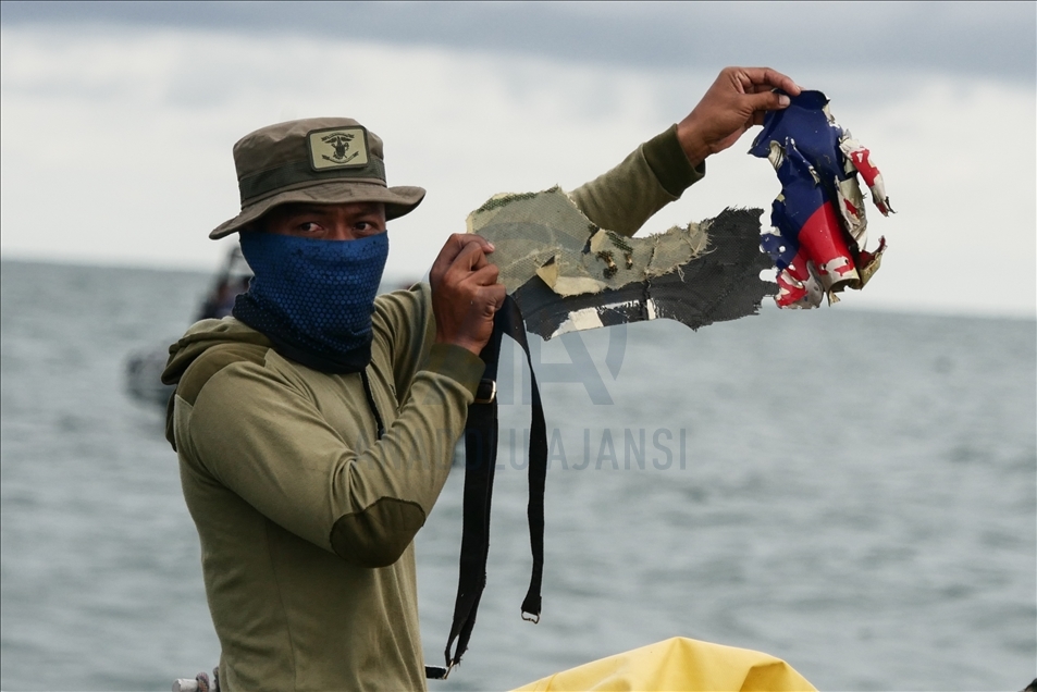 Tim Angkatan Laut terus lakukan pencarian pesawat Sriwijaya Air