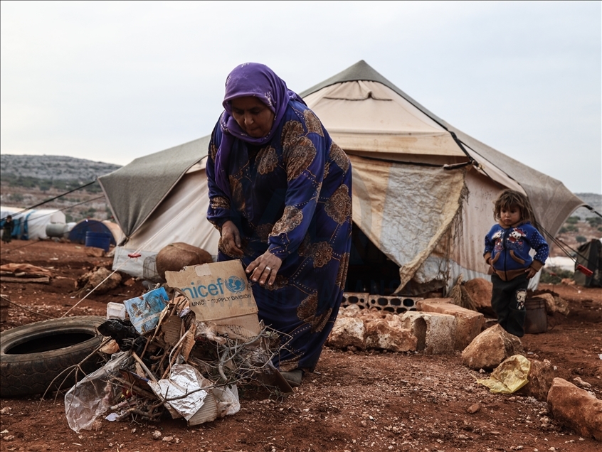 Idlib: Sirijci u kampovima kako bi prezimili lože materijale koji ugrožavaju njihovo zdravlje