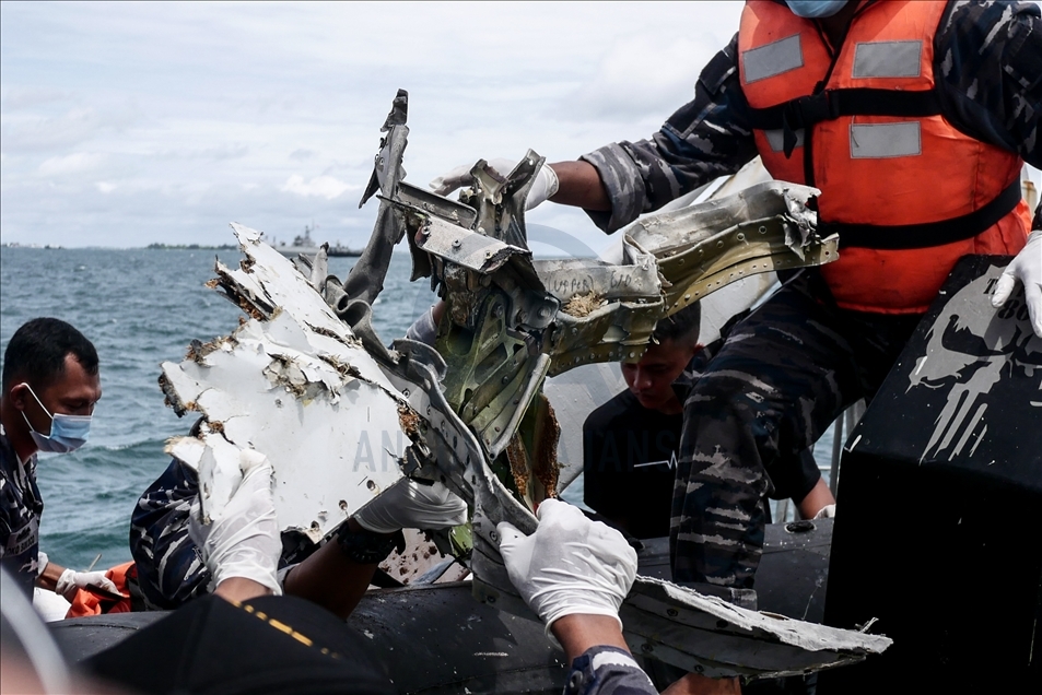 Tim Angkatan Laut terus lakukan pencarian pesawat Sriwijaya Air