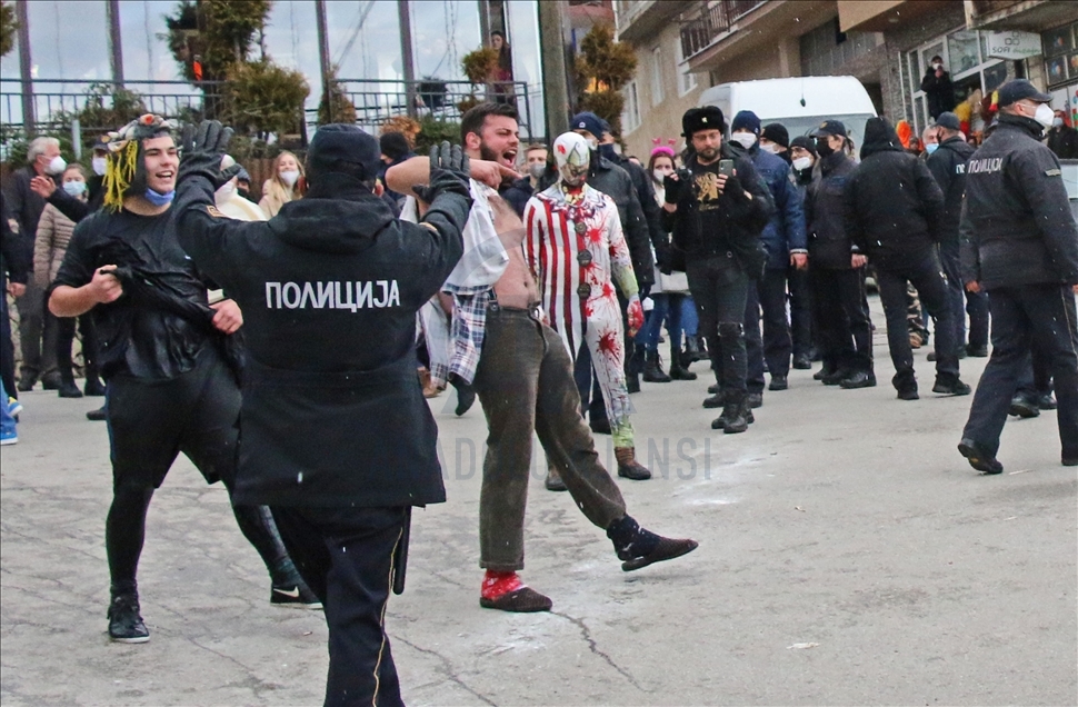 "Karnavali i Vevçanit" përplaset me policinë për shkak të grupimit në masë