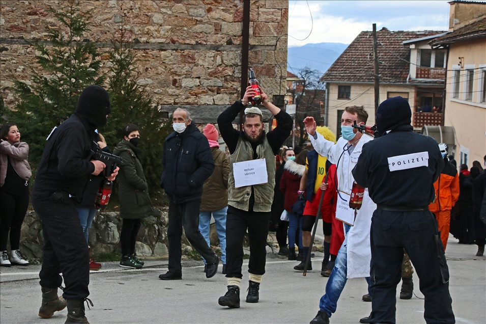 Учесниците на „Вевчанскиот карневал" се сурдрија со полицијата поради масовно собирање