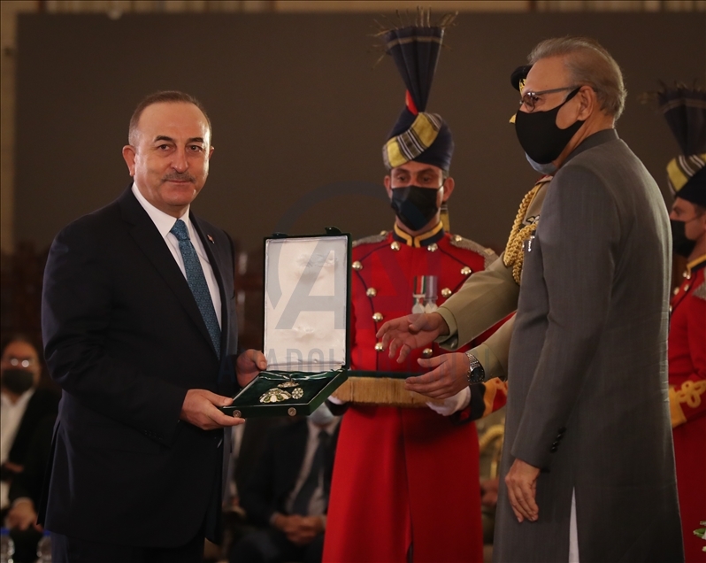 Le MAE turc Mevlut Cavusoglu décoré au Pakistan