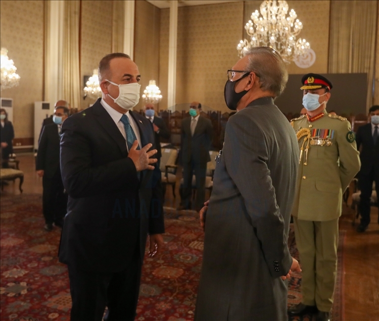 Le MAE turc Mevlut Cavusoglu décoré au Pakistan