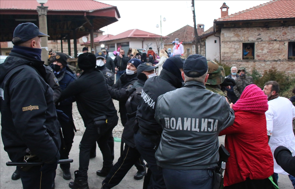 Учесниците на „Вевчанскиот карневал" се сурдрија со полицијата поради масовно собирање