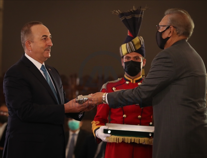 Le MAE turc Mevlut Cavusoglu décoré au Pakistan