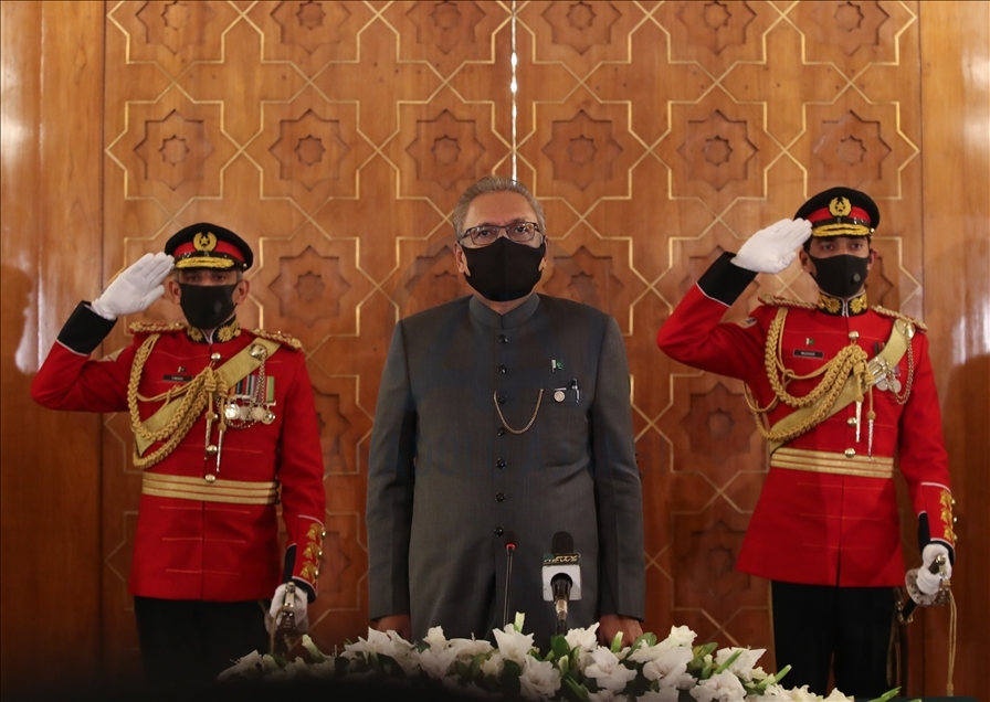 Le MAE turc Mevlut Cavusoglu décoré au Pakistan