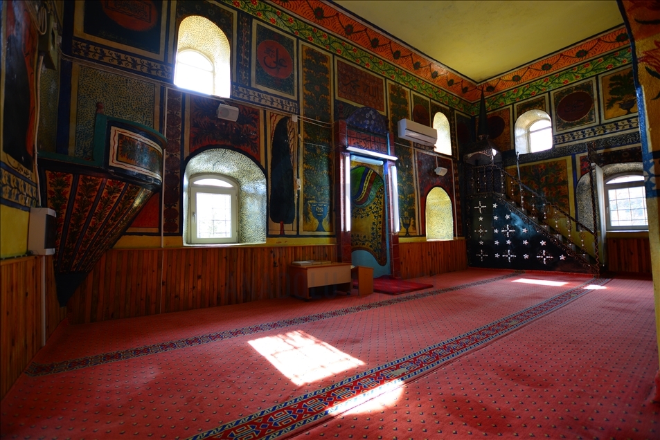 La mosquée "Ahatalar" en Turquie : une merveille de peintures artistiques et de décorations historiques