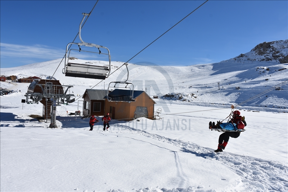 Hakkari'de kayakseverlerin huzur ve güvenliği JAK timlerine emanet