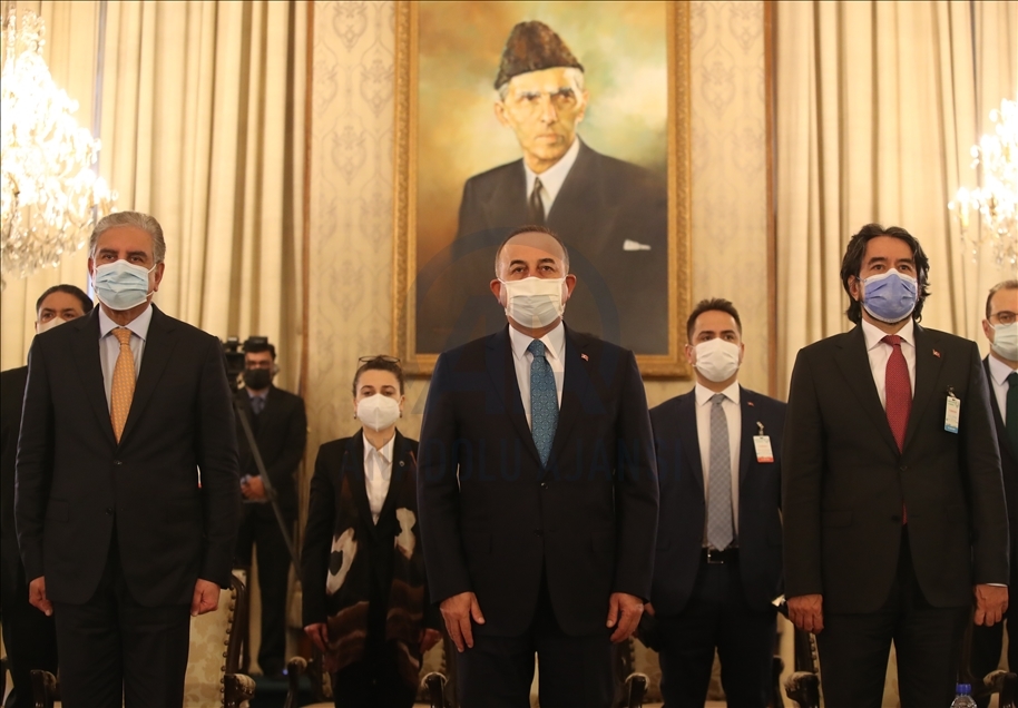 Le MAE turc Mevlut Cavusoglu décoré au Pakistan