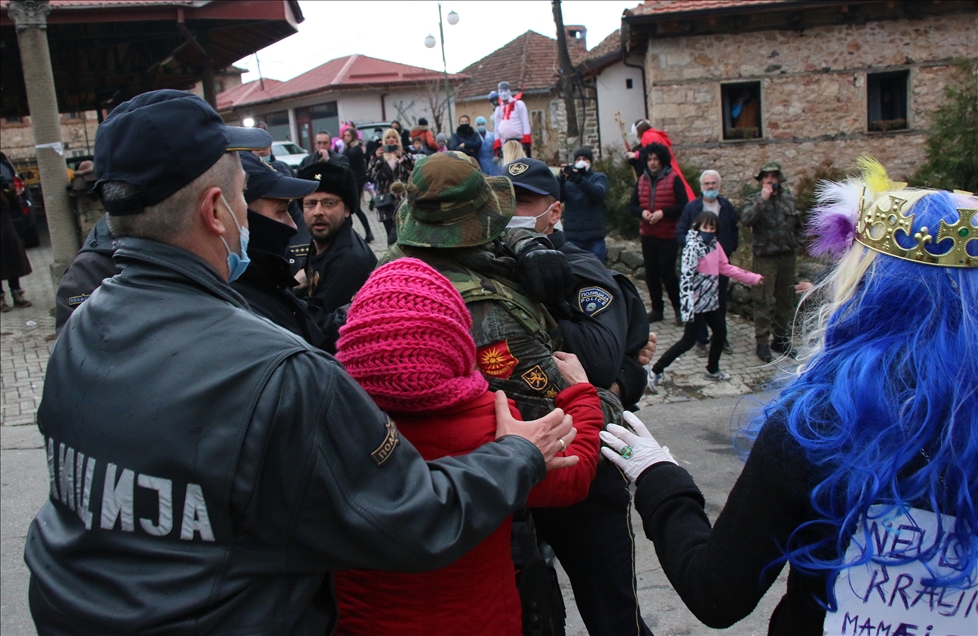 Учесниците на „Вевчанскиот карневал" се сурдрија со полицијата поради масовно собирање