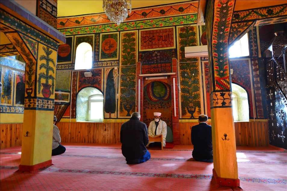 La mosquée "Ahatalar" en Turquie : une merveille de peintures artistiques et de décorations historiques