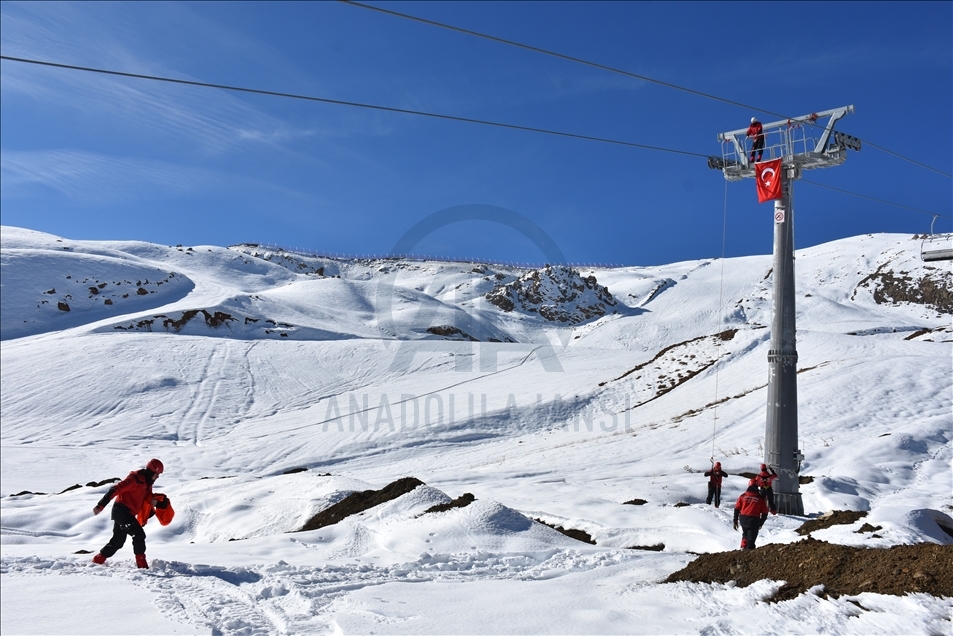 Hakkari'de kayakseverlerin huzur ve güvenliği JAK timlerine emanet