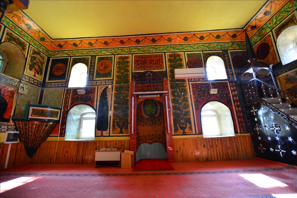 La mosquée "Ahatalar" en Turquie : une merveille de peintures artistiques et de décorations historiques