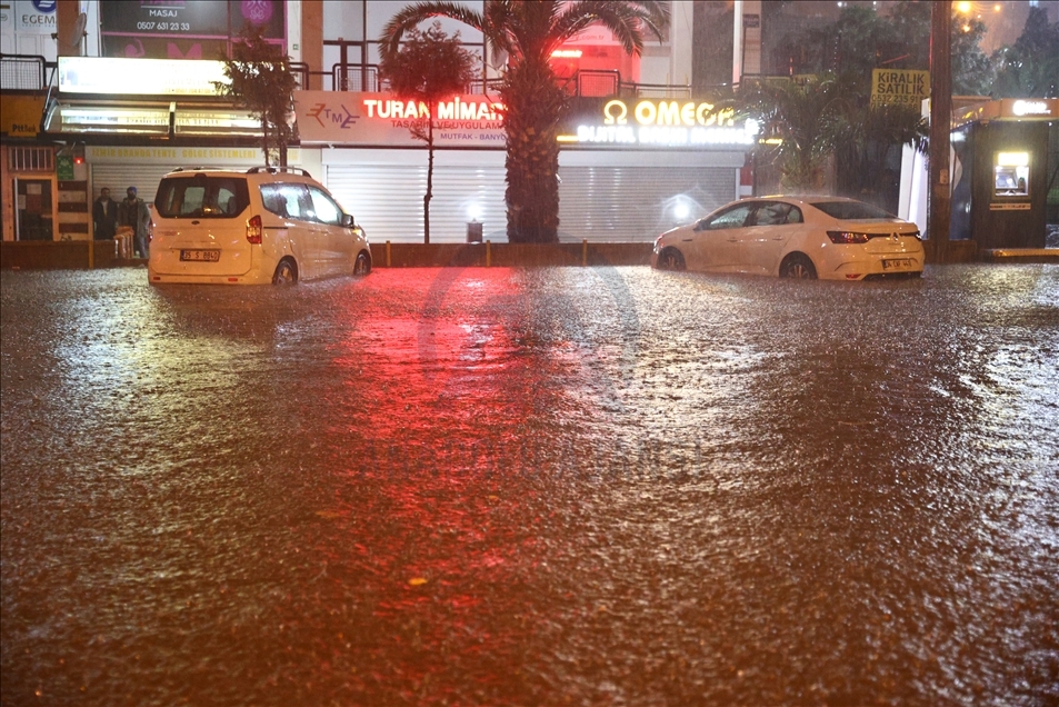 Heavy rainfall in Turkey’s west causes floods