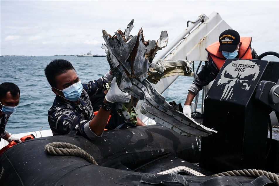 Tim Angkatan Laut terus lakukan pencarian pesawat Sriwijaya Air