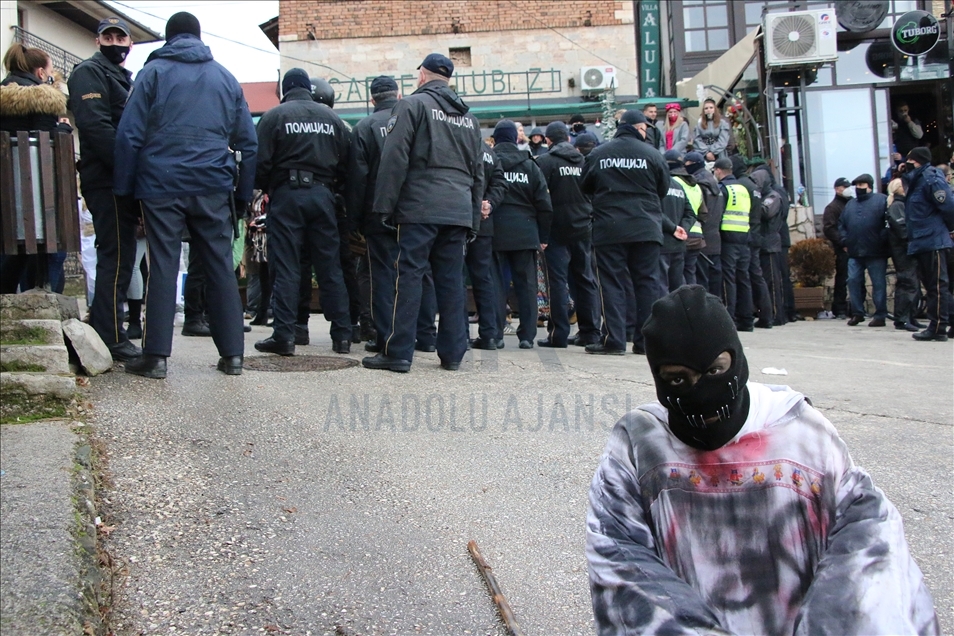 "Karnavali i Vevçanit" përplaset me policinë për shkak të grupimit në masë