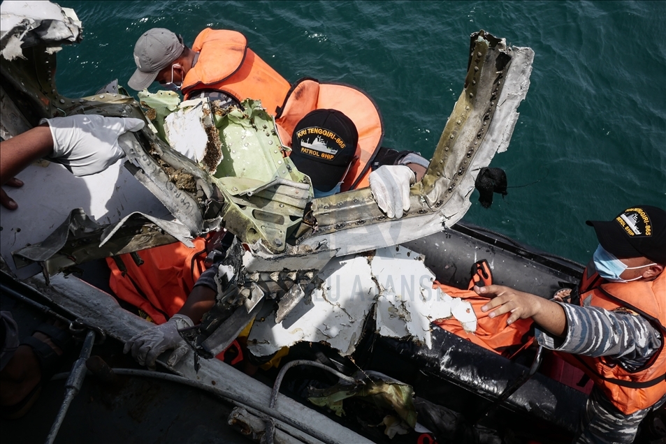 Tim Angkatan Laut terus lakukan pencarian pesawat Sriwijaya Air