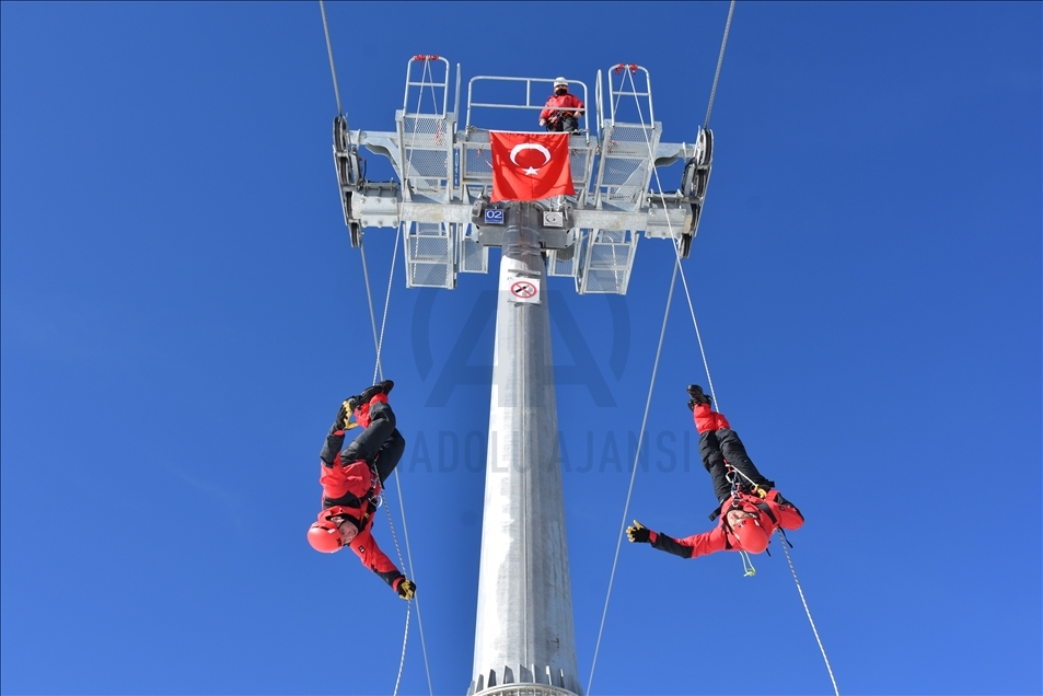 Hakkari'de kayakseverlerin huzur ve güvenliği JAK timlerine emanet