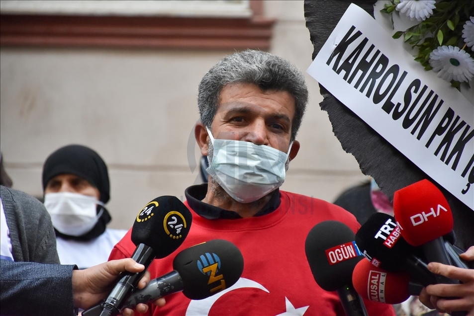 Diyarbakır anneleri oturma eyleminin 500'üncü gününde HDP önüne siyah çelenk bıraktı