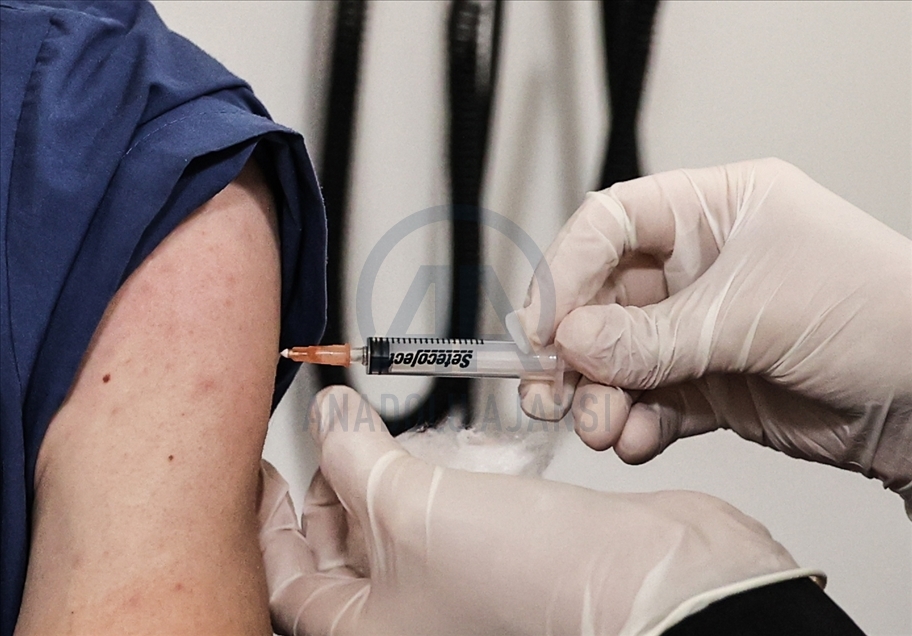 İstanbul'da sağlık çalışanlarına CoronaVac aşısı uygulanmaya başladı