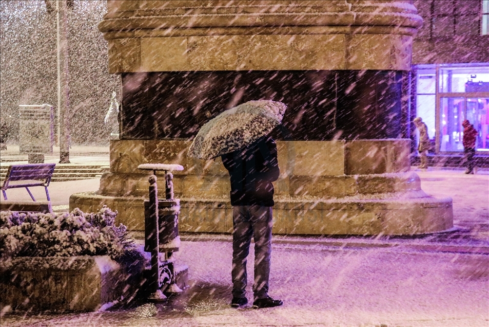 Падна првиот снег во Скопје во оваа зимска сезона