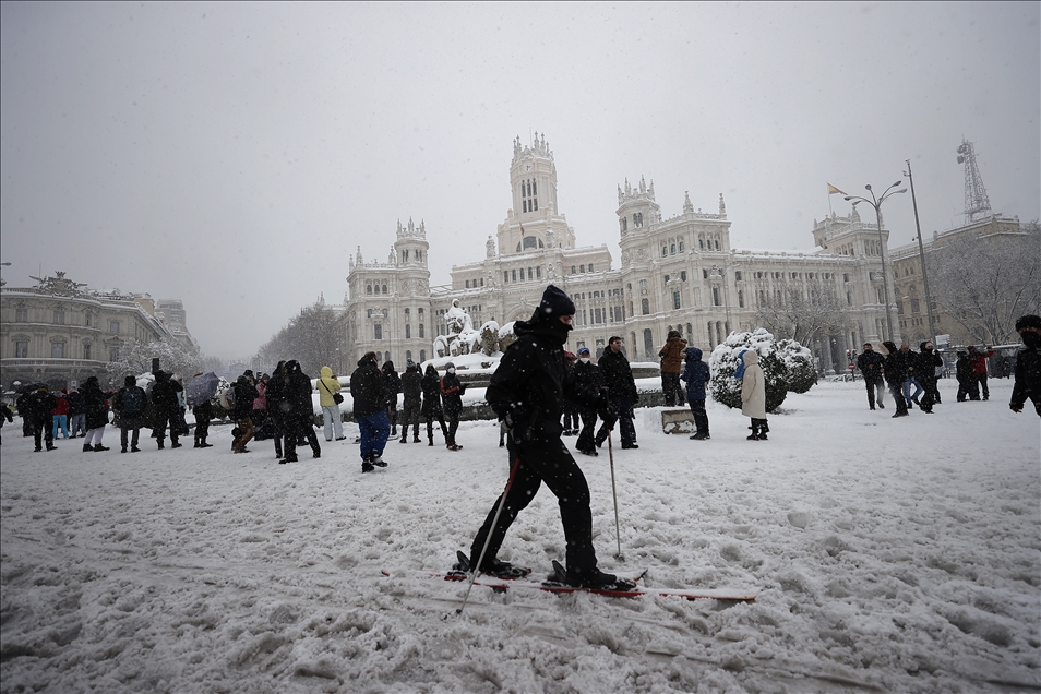 Madrid'de kar fırtınası yaşamı durdurdu