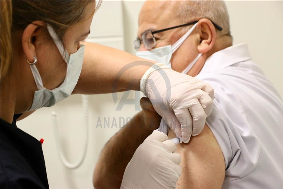 CoronoVac aşısı Eskişehir'de uygulanmaya başladı