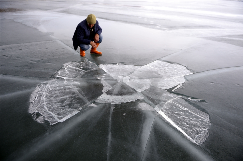 Çıldır Gölü'nün buzla kaplı yüzeyi erimeye başladı