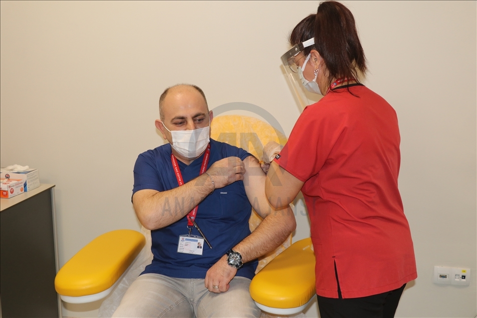 Erzincan'da CoronoVac aşısı sağlık çalışanlarına uygulanmaya başlandı