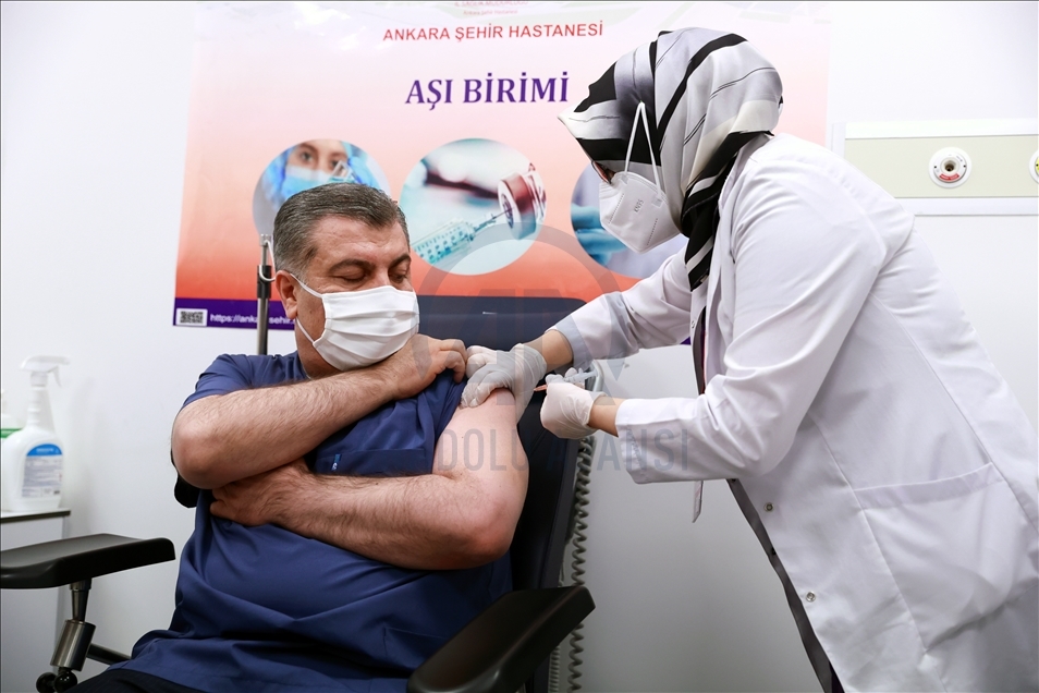 Глава Минздрава первым в Турции привился от коронавируса