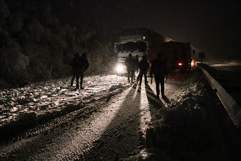 Sivas-Tokat kara yolu yoğun kar yağışı dolayısıyla trafiğe kapandı