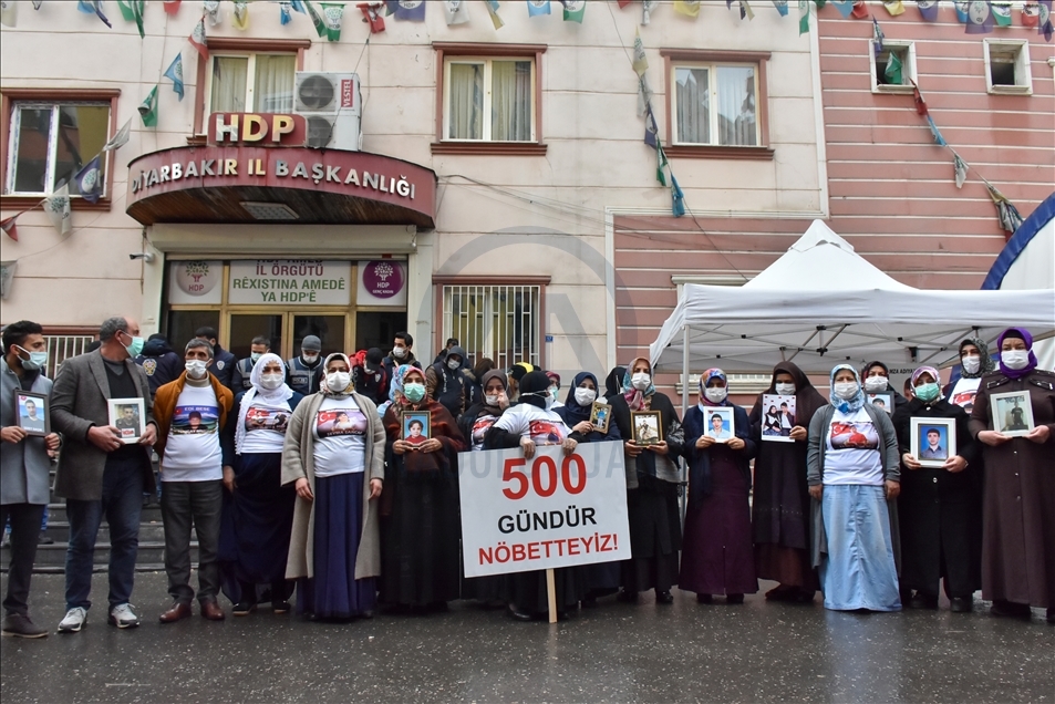Diyarbakır anneleri oturma eyleminin 500'üncü gününde HDP önüne siyah çelenk bıraktı