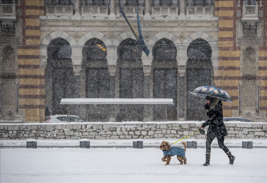 Bosna Hersek'in başkenti Saraybosna'da kar yağışı etkili oldu