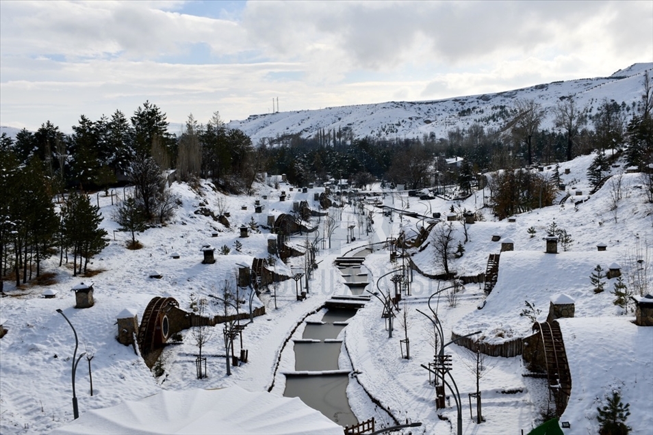 Turquie: Les maisons de Hobbits de Sivas sublimées par la neige
