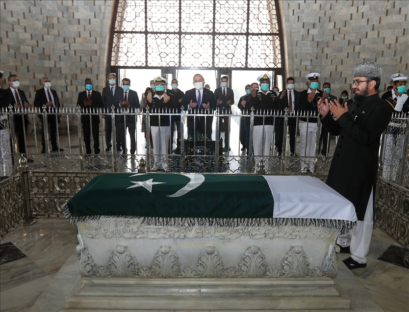 بازدید چاووش‌اوغلو از آرامگاه محمد علی جناح در کراچی 