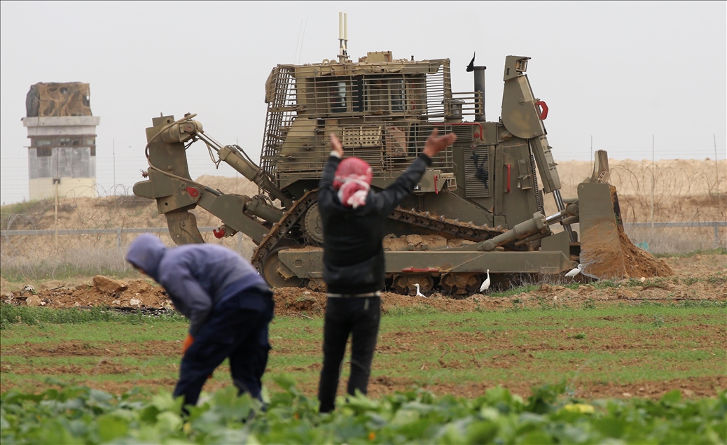 İsrail ordusuna ait iş makinaları, Gazze tarafında arazi tesviye çalışması yaptı