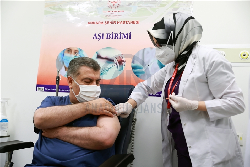 Глава Минздрава первым в Турции привился от коронавируса