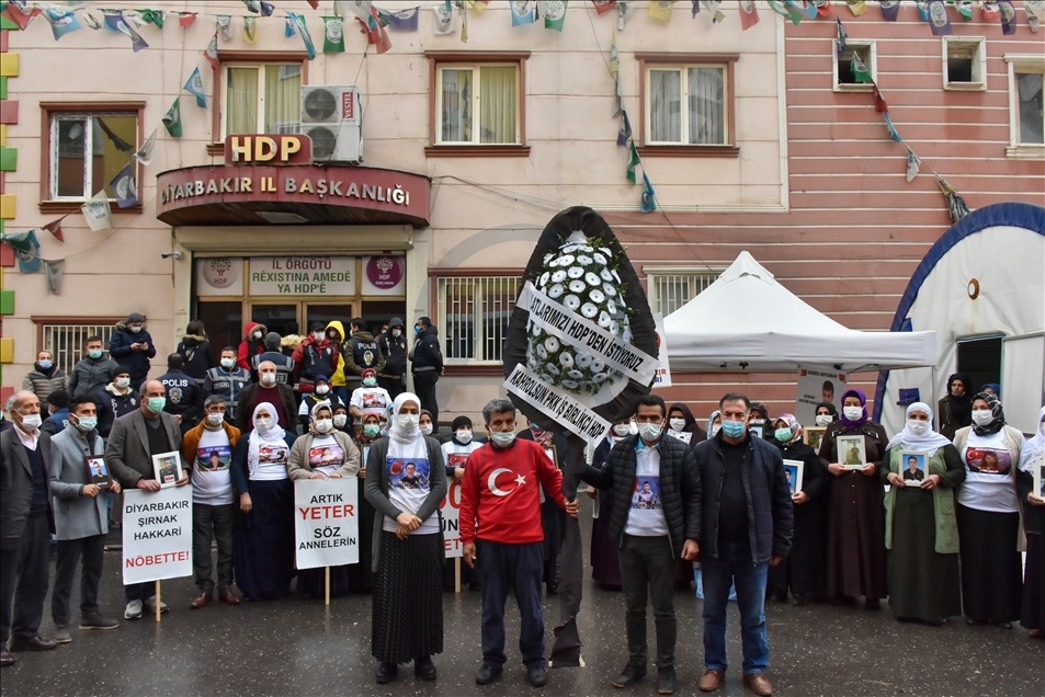 Diyarbakır anneleri oturma eyleminin 500'üncü gününde HDP önüne siyah çelenk bıraktı