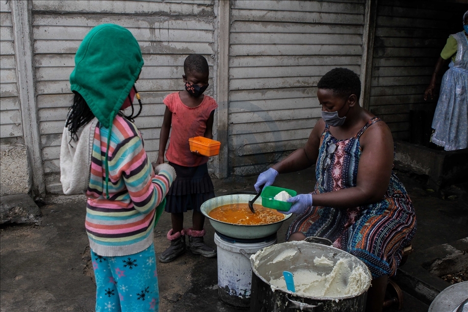 Zimbabveli Samantha Murozoki Kovid-19 sürecinde ihtiyaç sahiplerine yemek dağıtıyor