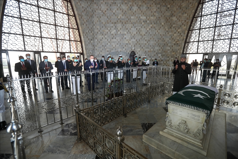بازدید چاووش‌اوغلو از آرامگاه محمد علی جناح در کراچی 