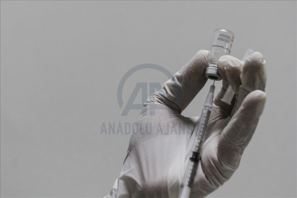 Endonezya'da Kovid-19'a karşı toplu aşılama başladı