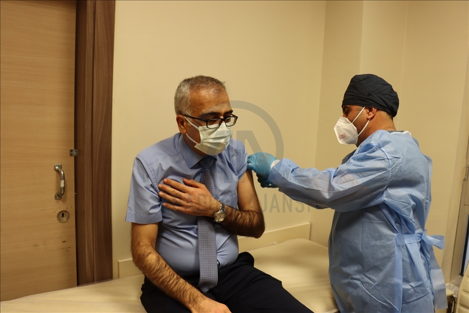 Turkish health workers receive CoronaVac