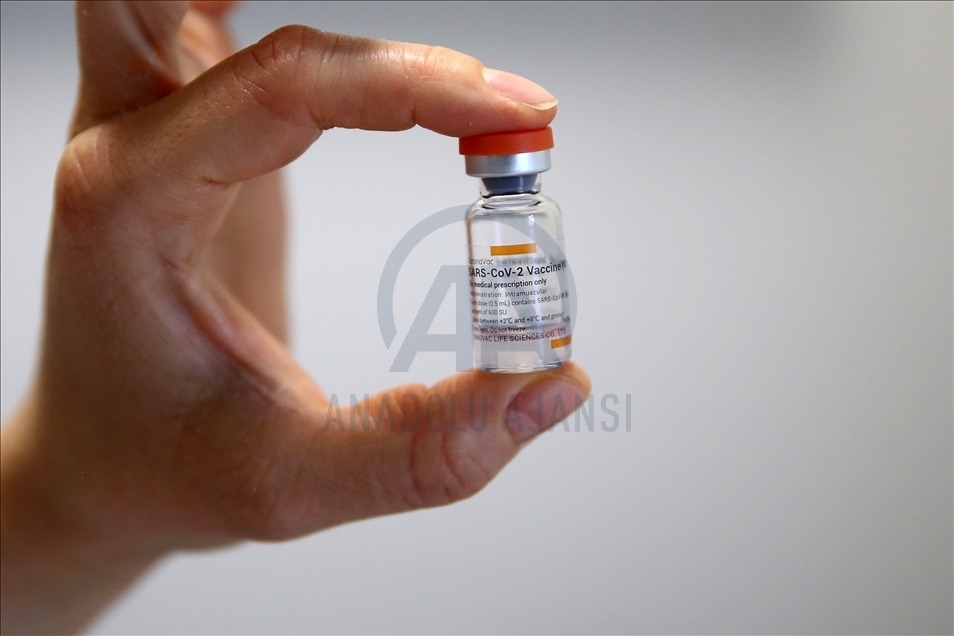 Adana'da sağlık çalışanlarına CoronaVac aşısının ilk dozu yapılmaya başlandı