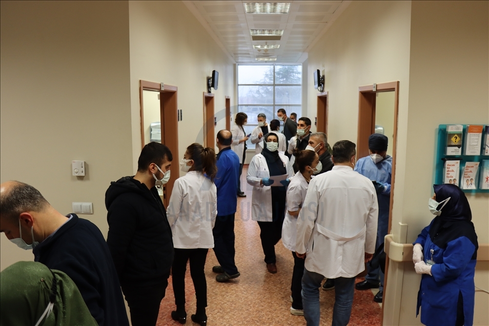 Turkish health workers receive CoronaVac