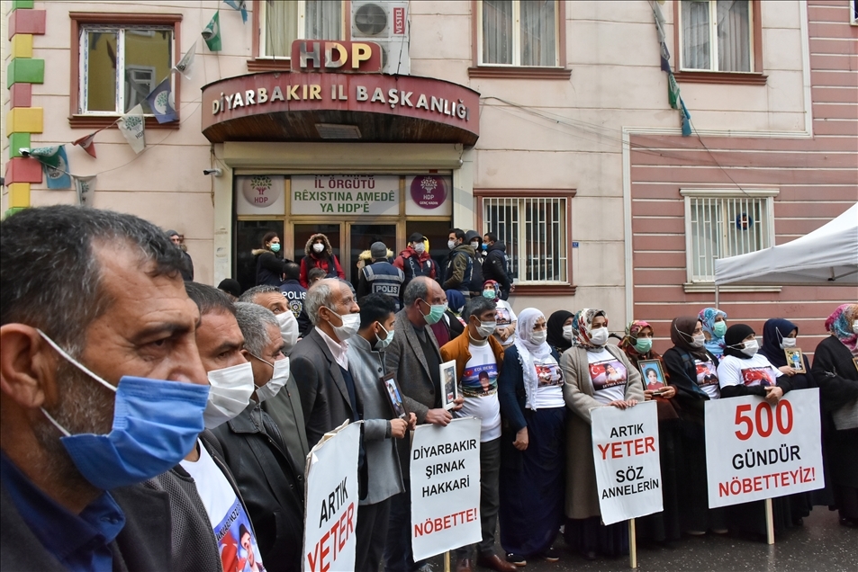 Diyarbakır anneleri oturma eyleminin 500'üncü gününde HDP önüne siyah çelenk bıraktı