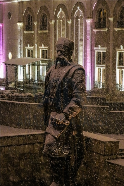Падна првиот снег во Скопје во оваа зимска сезона
