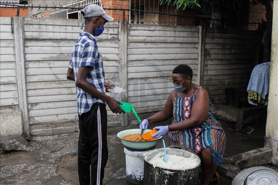 Zimbabveli Samantha Murozoki Kovid-19 sürecinde ihtiyaç sahiplerine yemek dağıtıyor
