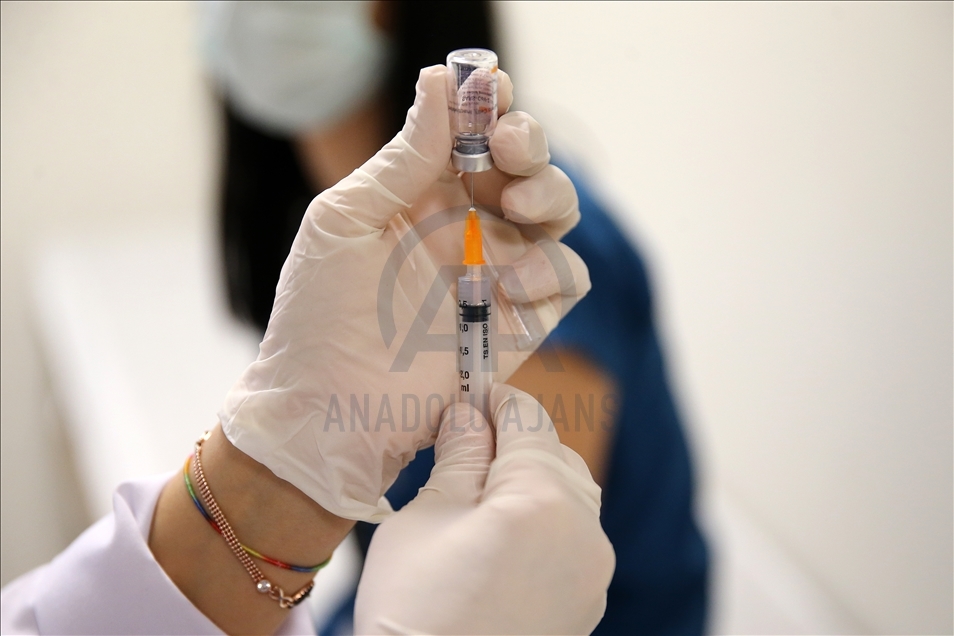 Adana'da sağlık çalışanlarına CoronaVac aşısının ilk dozu yapılmaya başlandı